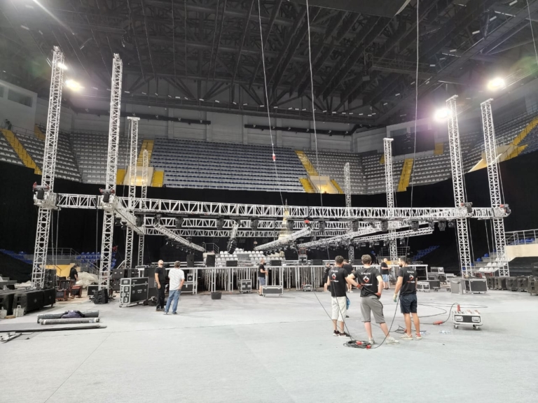 GeoEvent crew assembling a truss structure in an arena