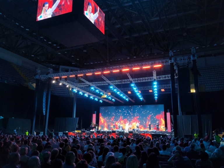 Hybrid event production with cameras and video switching